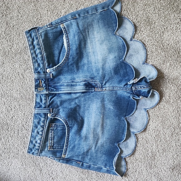 H&M Pants - H&M size 6 scalloped denim shorts